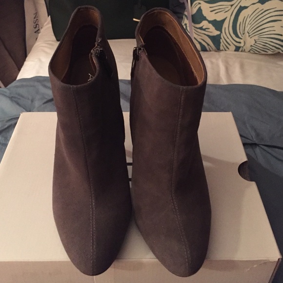 Aldo Dolly ankle bootie in gray suede. Size 9 - Picture 2 of 4